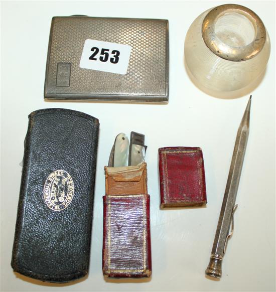 Silver mounted match striker, 2 fruit knives, cigarette case, pencil & specs(-)